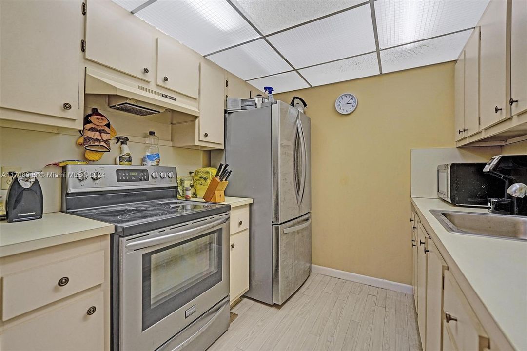 For Sale: $120,000 (1 beds, 1 baths, 811 Square Feet)