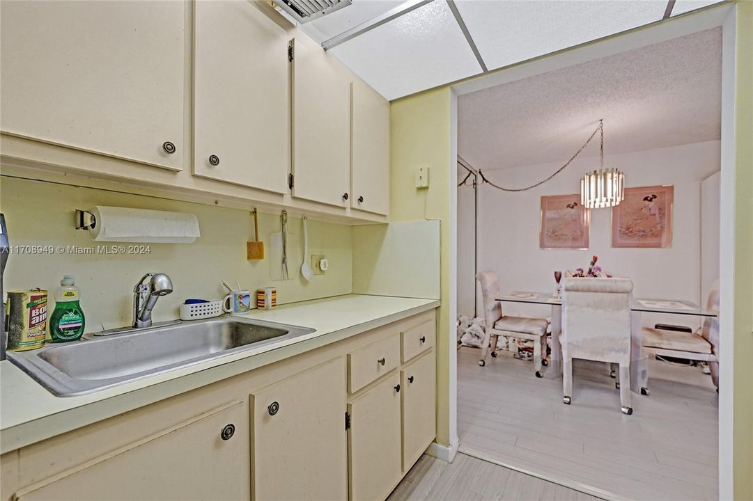 For Sale: $120,000 (1 beds, 1 baths, 811 Square Feet)