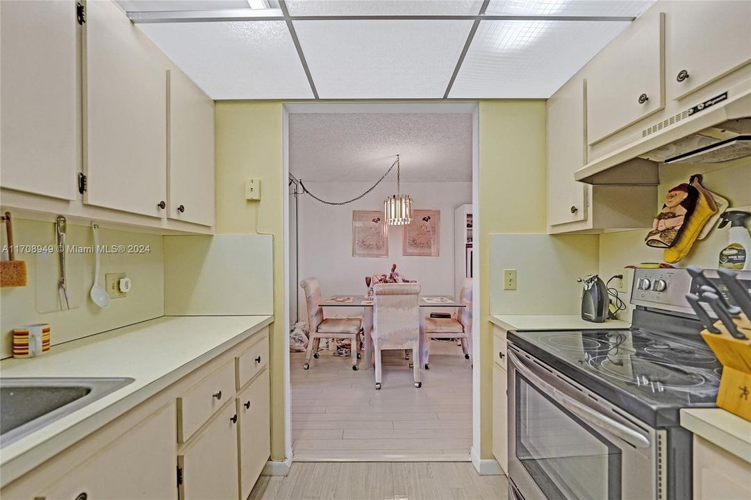 For Sale: $120,000 (1 beds, 1 baths, 811 Square Feet)