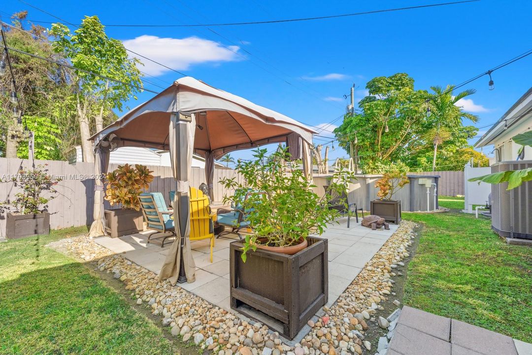 For Sale: $710,000 (4 beds, 2 baths, 1957 Square Feet)