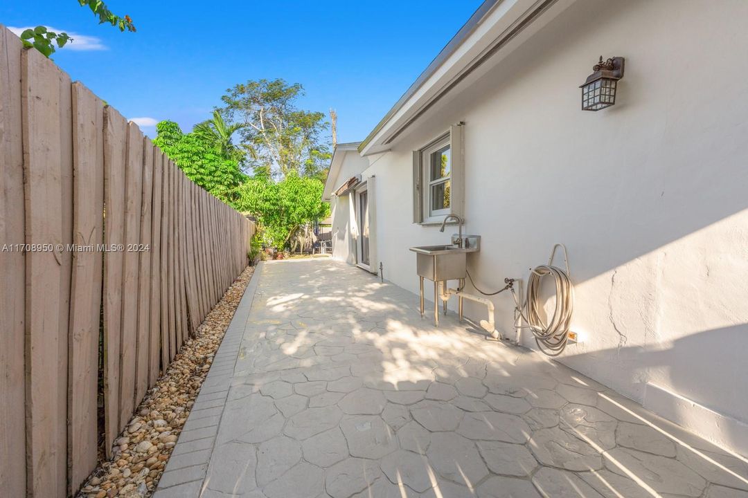 For Sale: $710,000 (4 beds, 2 baths, 1957 Square Feet)