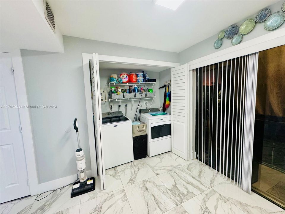 For Sale: $380,000 (2 beds, 1 baths, 1019 Square Feet)