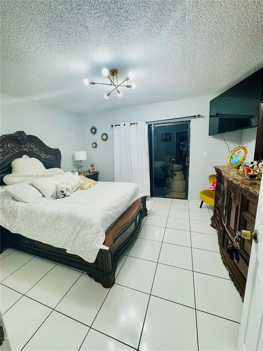 For Sale: $380,000 (2 beds, 1 baths, 1019 Square Feet)