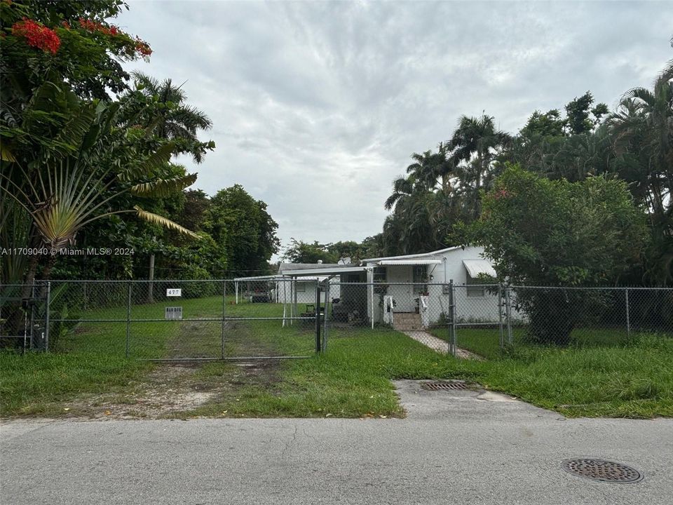 For Sale: $975,000 (4 beds, 2 baths, 1558 Square Feet)