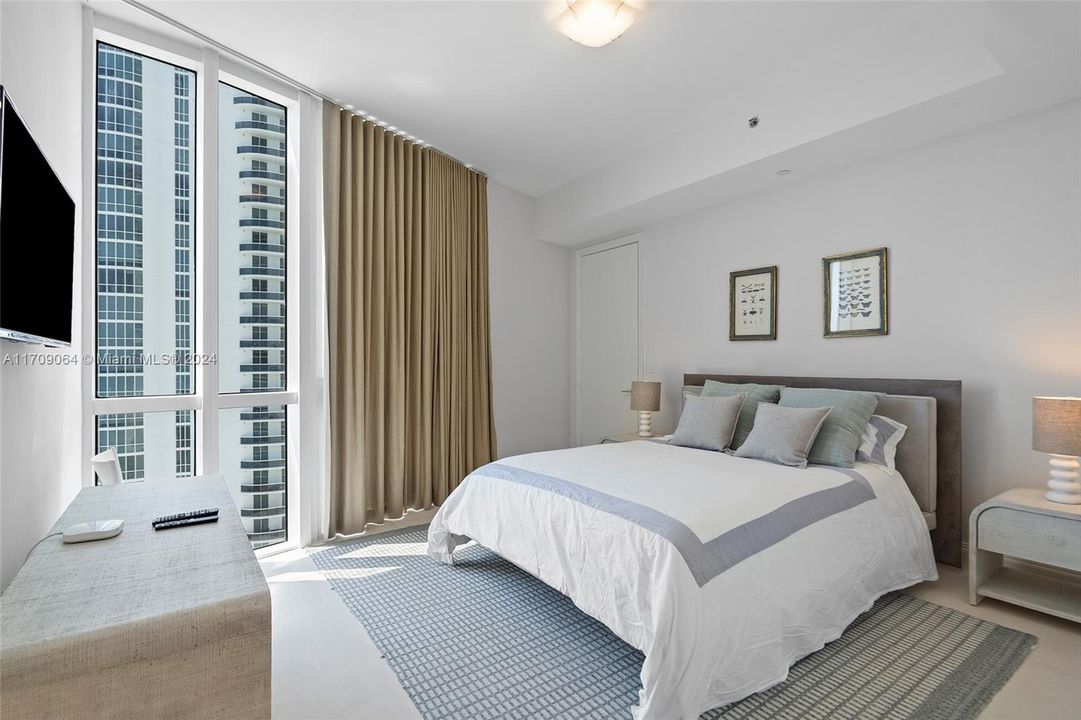 Guest Room with Walk-in Closet and en-suite bathroom