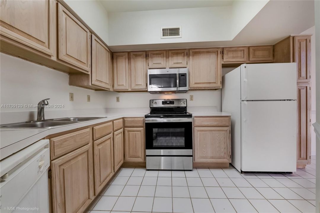 Active With Contract: $2,900 (2 beds, 2 baths, 910 Square Feet)