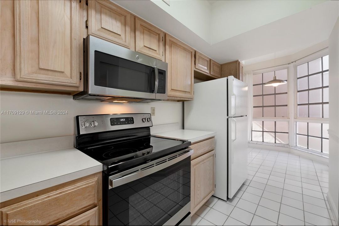 Active With Contract: $2,900 (2 beds, 2 baths, 910 Square Feet)