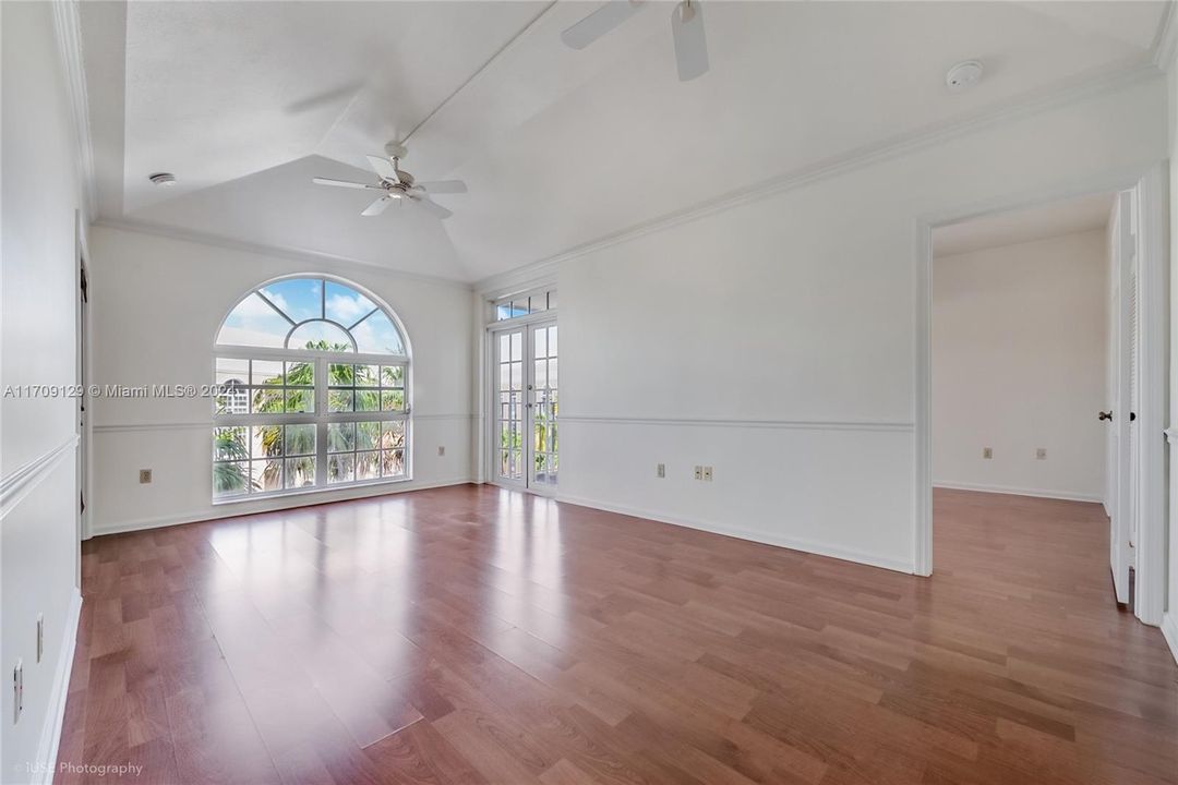 Active With Contract: $2,900 (2 beds, 2 baths, 910 Square Feet)