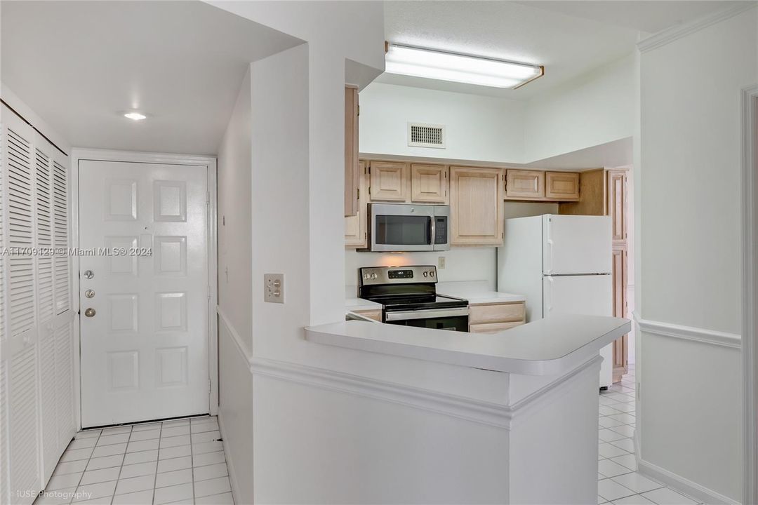 Active With Contract: $2,900 (2 beds, 2 baths, 910 Square Feet)