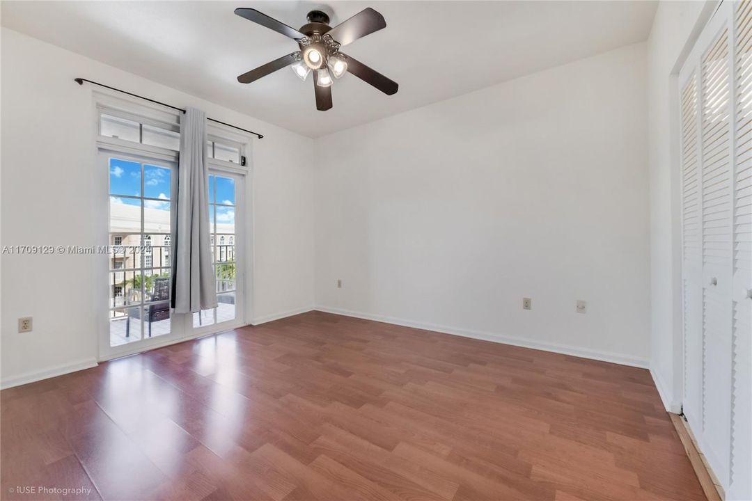 Active With Contract: $2,900 (2 beds, 2 baths, 910 Square Feet)