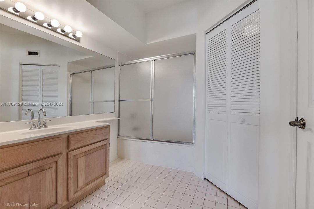 Active With Contract: $2,900 (2 beds, 2 baths, 910 Square Feet)