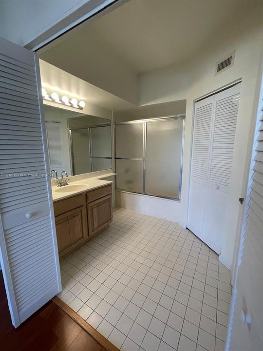 Active With Contract: $2,900 (2 beds, 2 baths, 910 Square Feet)