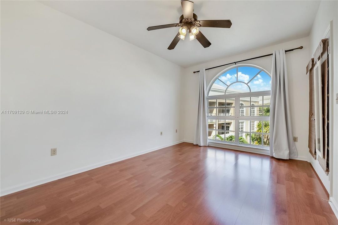 Active With Contract: $2,900 (2 beds, 2 baths, 910 Square Feet)