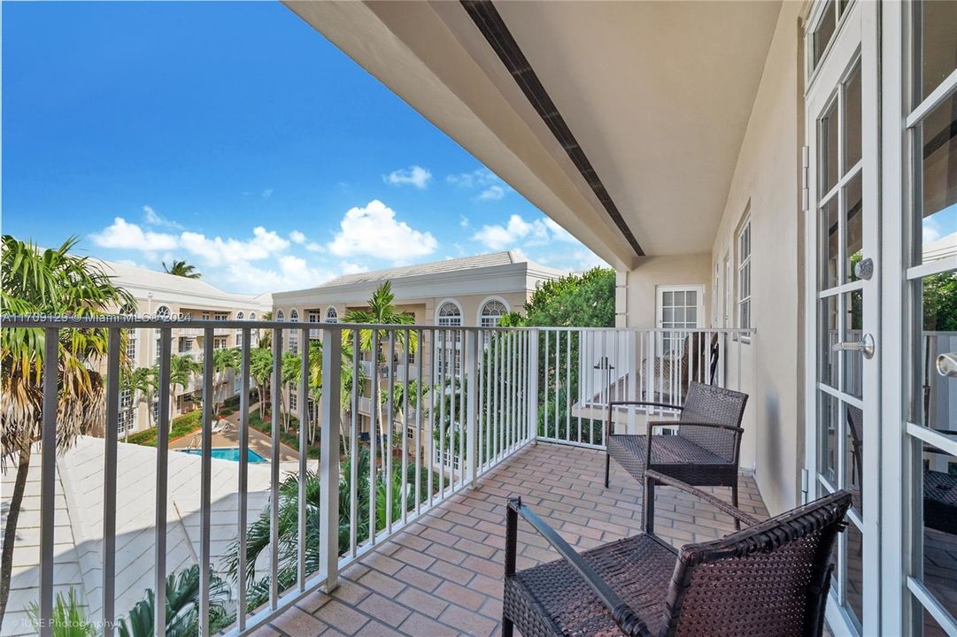 Active With Contract: $2,900 (2 beds, 2 baths, 910 Square Feet)