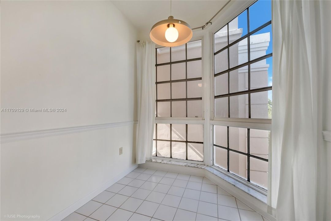 Active With Contract: $2,900 (2 beds, 2 baths, 910 Square Feet)