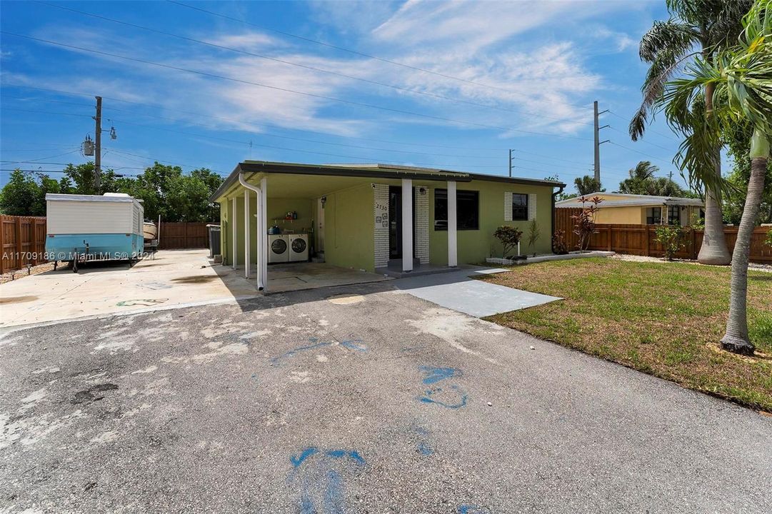 For Sale: $525,000 (3 beds, 2 baths, 840 Square Feet)