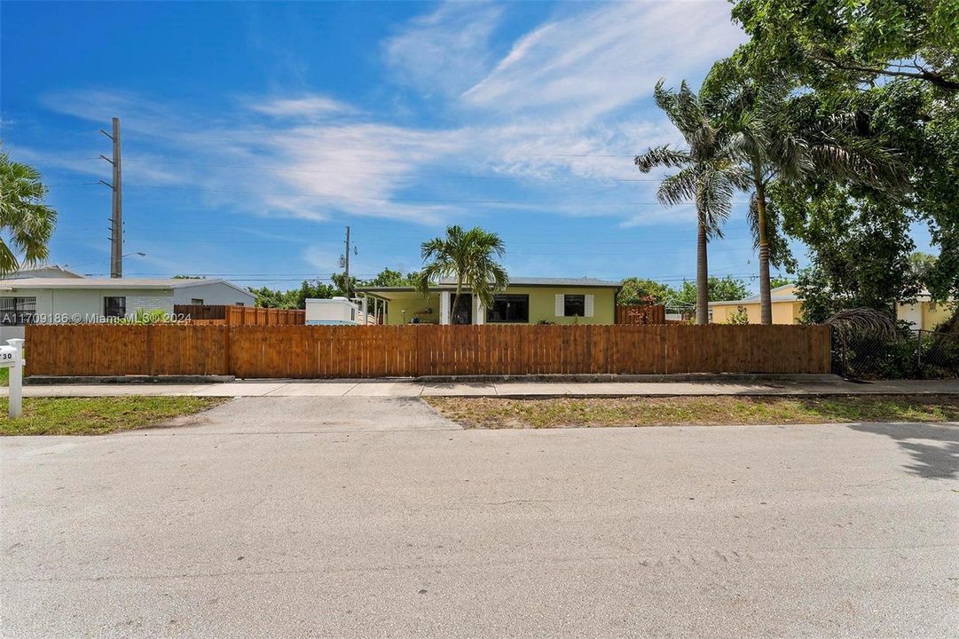 For Sale: $525,000 (3 beds, 2 baths, 840 Square Feet)