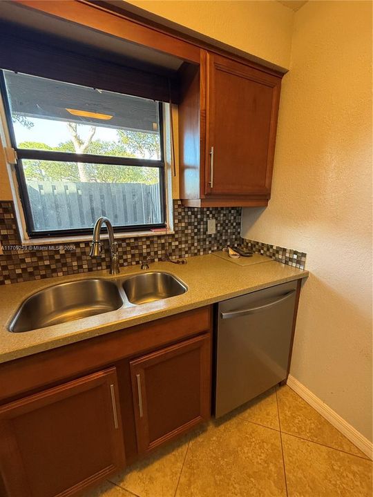 For Rent: $2,400 (2 beds, 2 baths, 1166 Square Feet)