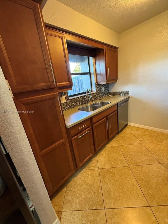 For Rent: $2,400 (2 beds, 2 baths, 1166 Square Feet)