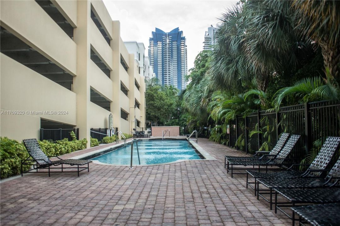 Active With Contract: $2,375 (1 beds, 1 baths, 715 Square Feet)