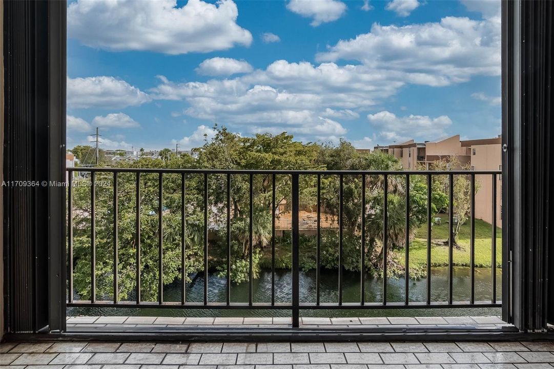 Active With Contract: $269,000 (2 beds, 2 baths, 1171 Square Feet)