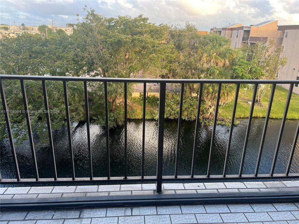 Active With Contract: $269,000 (2 beds, 2 baths, 1171 Square Feet)