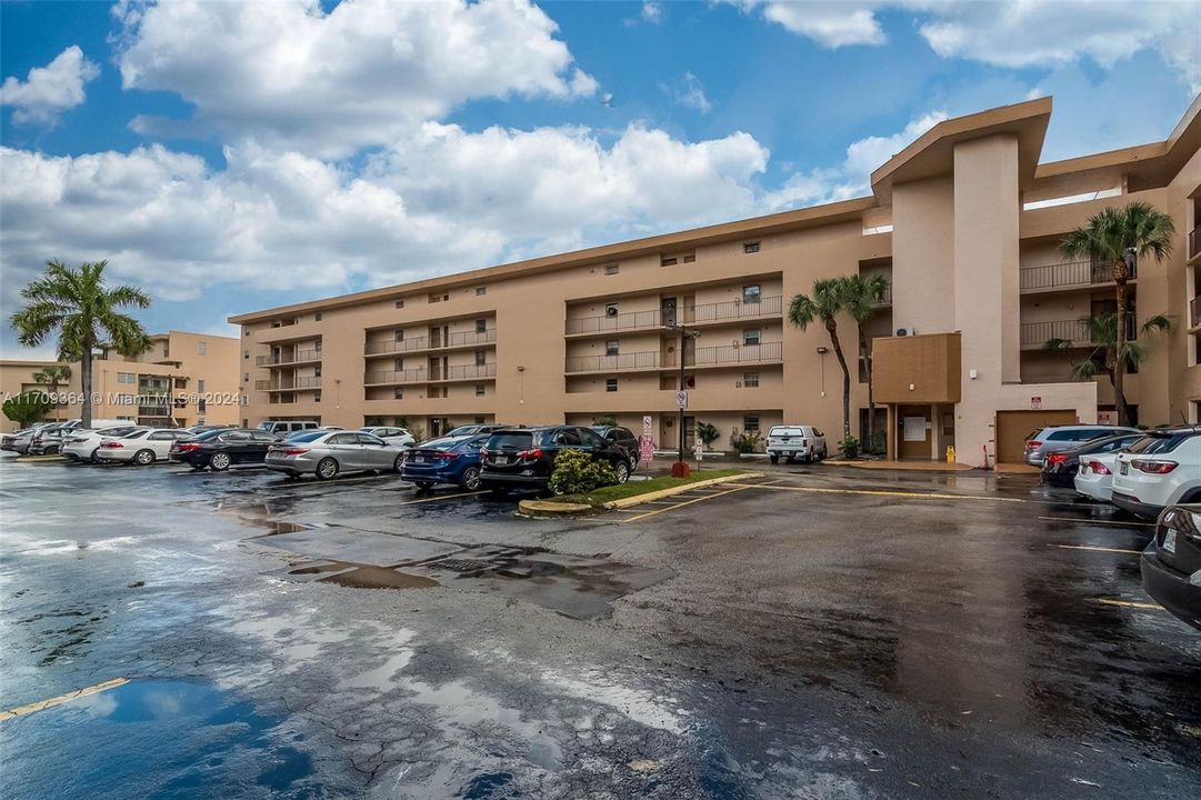 Active With Contract: $269,000 (2 beds, 2 baths, 1171 Square Feet)