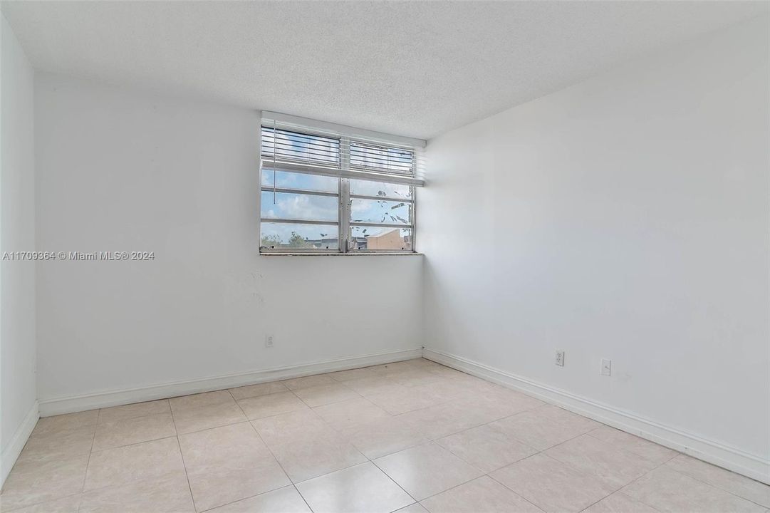 Active With Contract: $269,000 (2 beds, 2 baths, 1171 Square Feet)