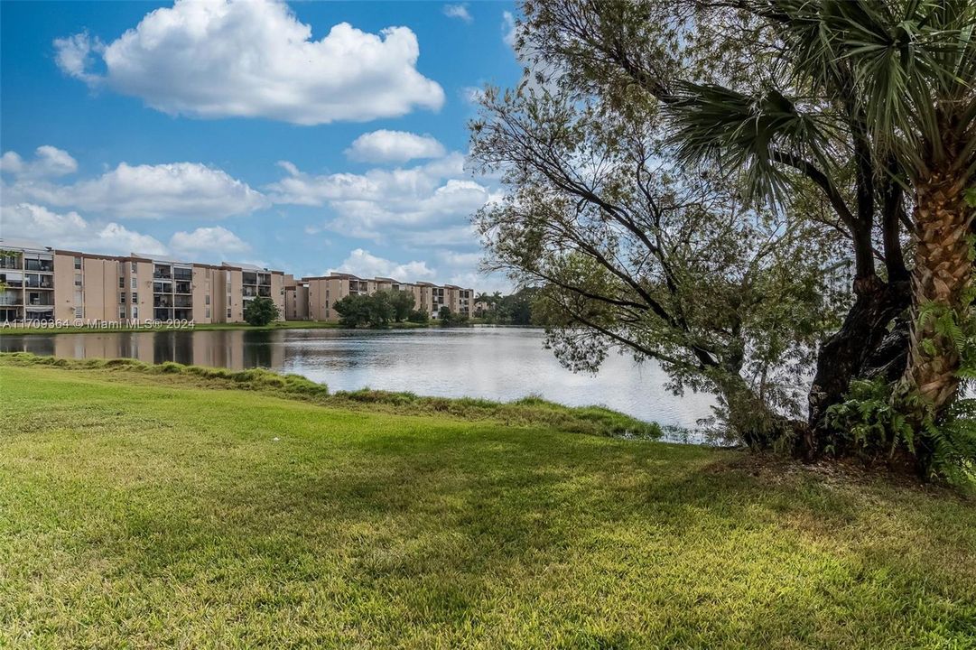 Active With Contract: $269,000 (2 beds, 2 baths, 1171 Square Feet)