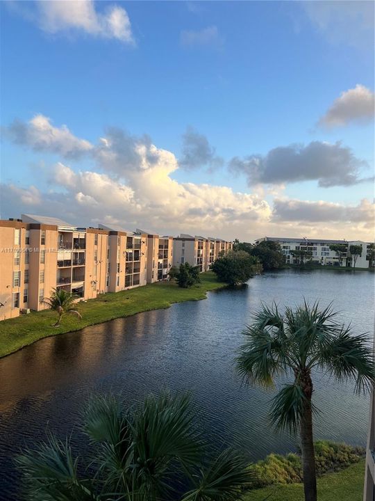 Active With Contract: $269,000 (2 beds, 2 baths, 1171 Square Feet)