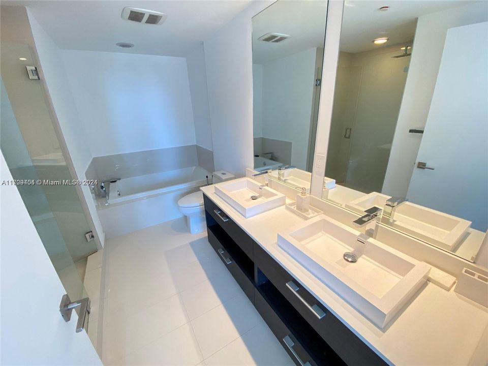 Active With Contract: $5,650 (2 beds, 2 baths, 1048 Square Feet)