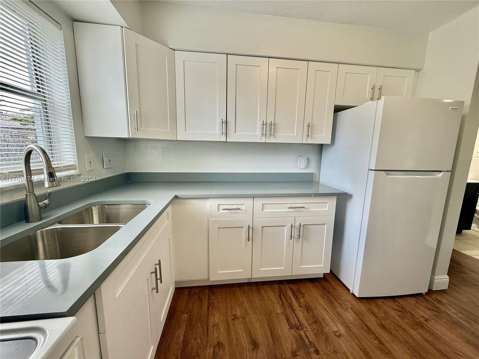 For Rent: $1,900 (2 beds, 1 baths, 800 Square Feet)