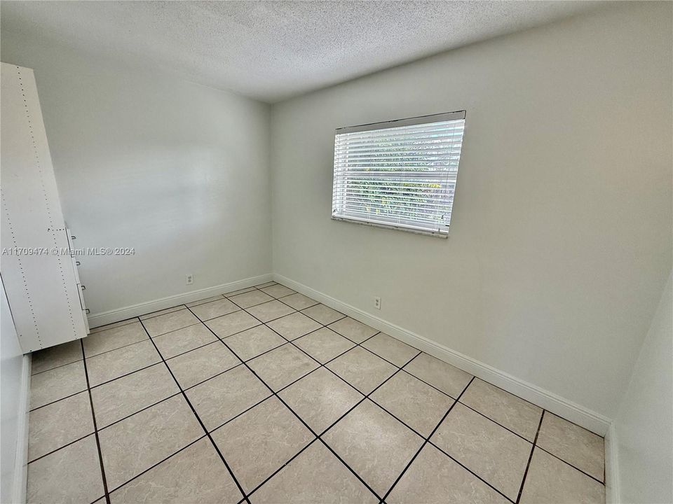 For Rent: $1,900 (2 beds, 1 baths, 800 Square Feet)