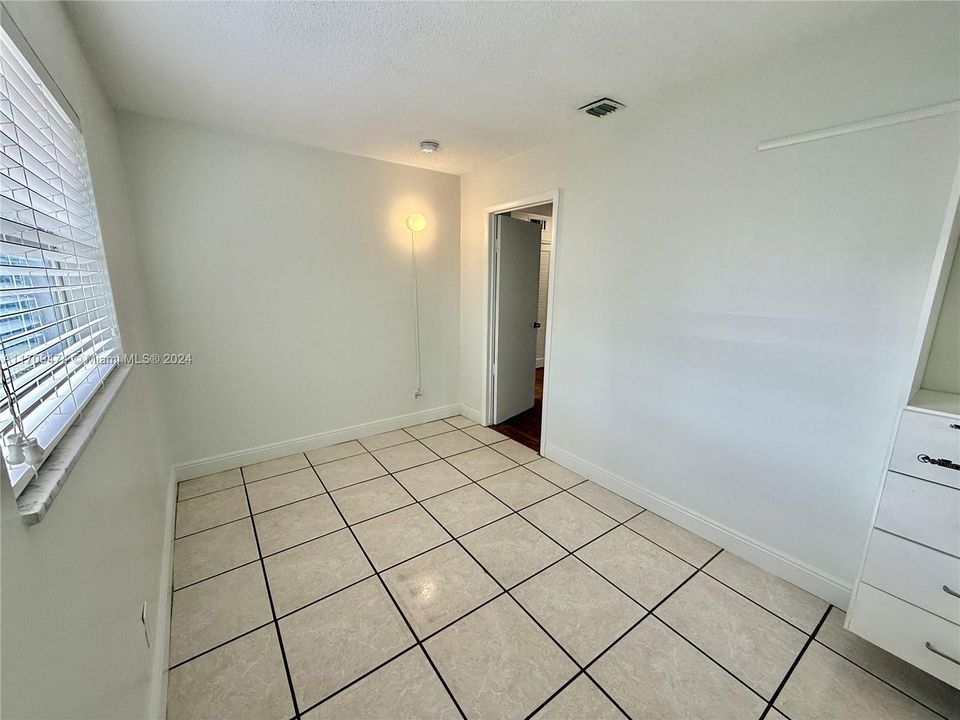 For Rent: $1,900 (2 beds, 1 baths, 800 Square Feet)