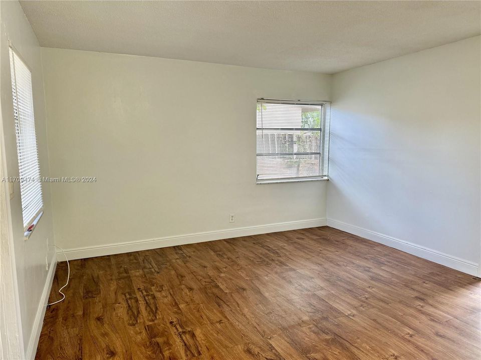 For Rent: $1,900 (2 beds, 1 baths, 800 Square Feet)