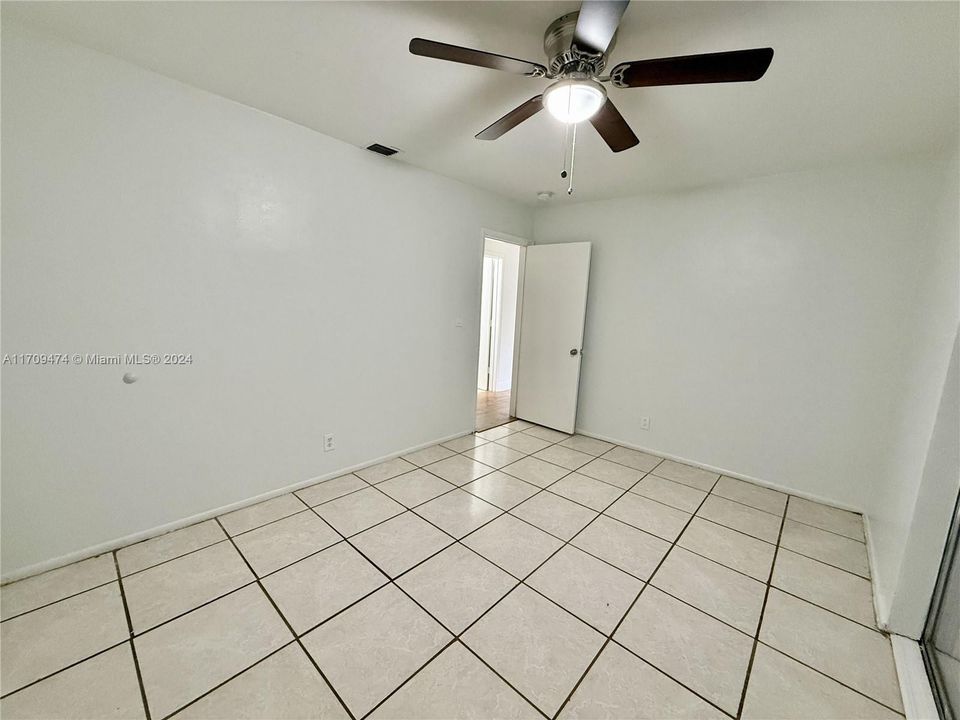 For Rent: $1,900 (2 beds, 1 baths, 800 Square Feet)