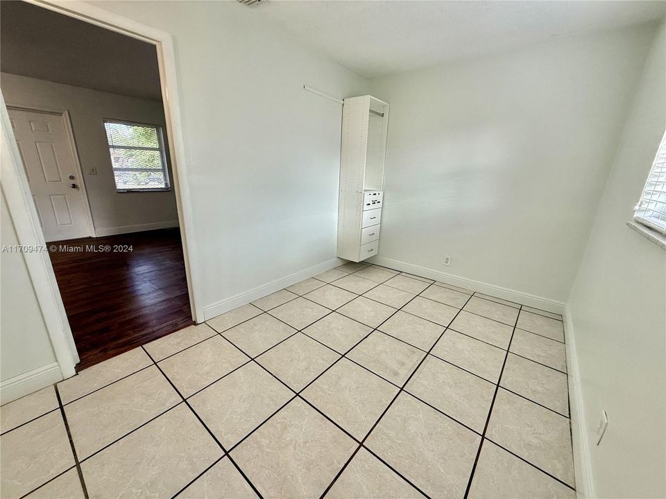 For Rent: $1,900 (2 beds, 1 baths, 800 Square Feet)