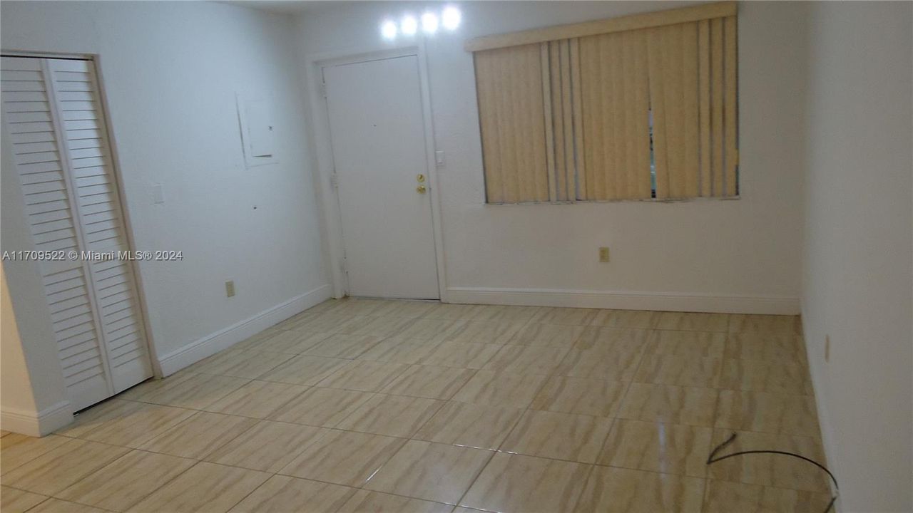 For Sale: $132,900 (1 beds, 2 baths, 691 Square Feet)