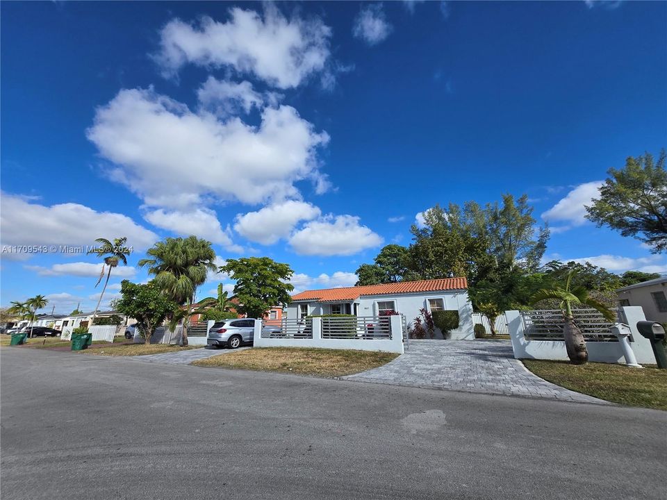 For Sale: $700,000 (4 beds, 2 baths, 1376 Square Feet)