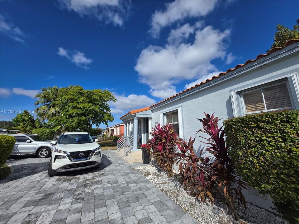 For Sale: $700,000 (4 beds, 2 baths, 1376 Square Feet)