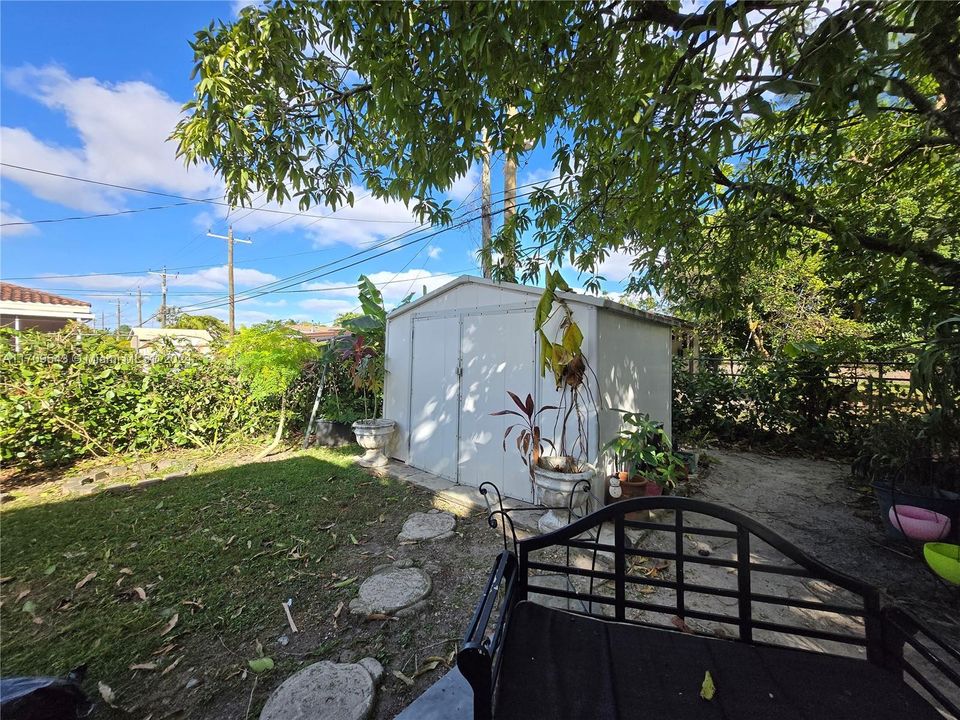 For Sale: $700,000 (4 beds, 2 baths, 1376 Square Feet)