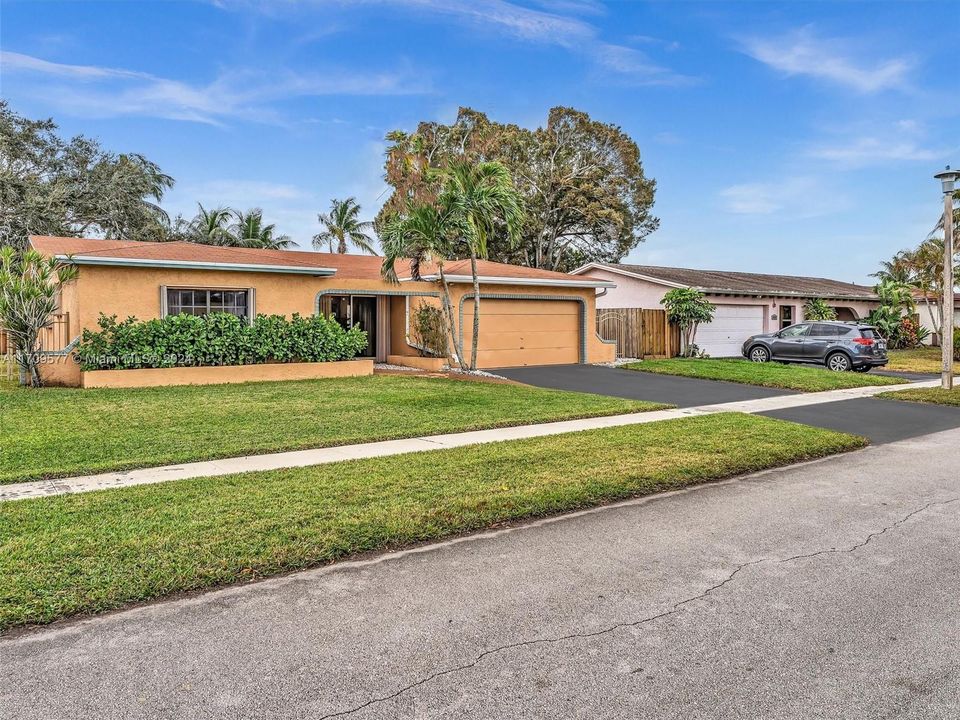 For Sale: $689,000 (3 beds, 2 baths, 1543 Square Feet)