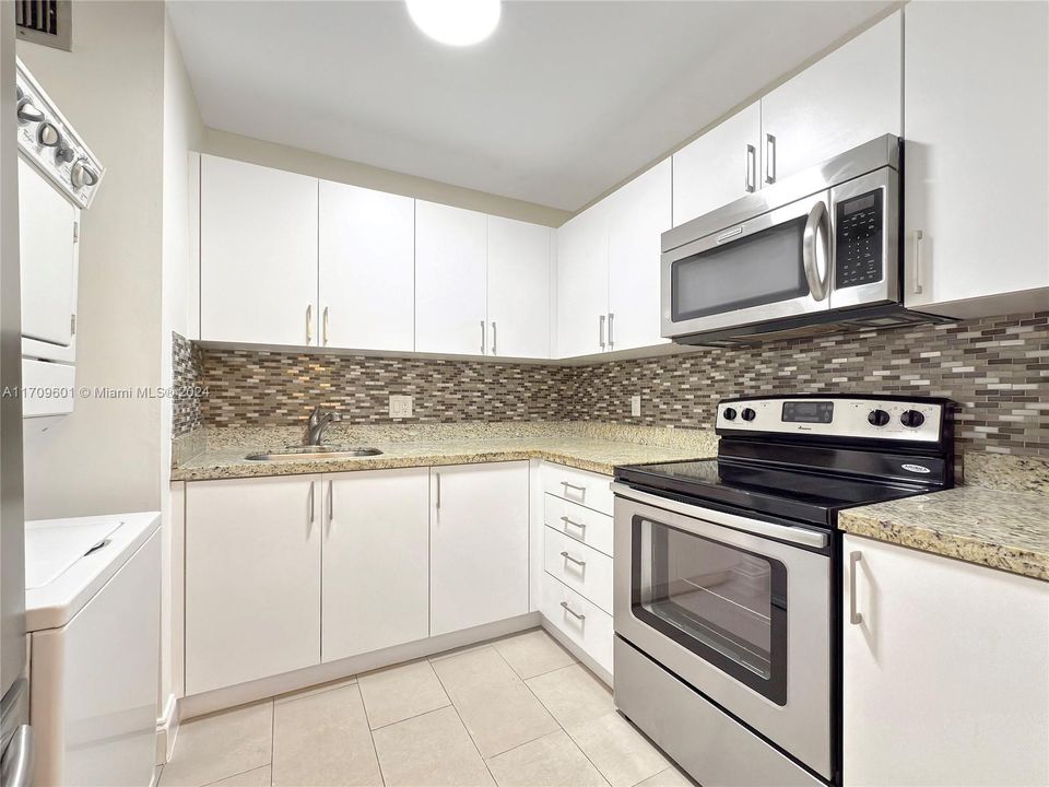 Active With Contract: $2,150 (1 beds, 1 baths, 833 Square Feet)