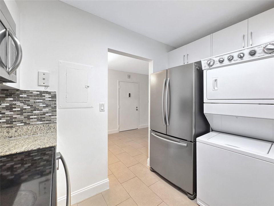 Active With Contract: $2,150 (1 beds, 1 baths, 833 Square Feet)