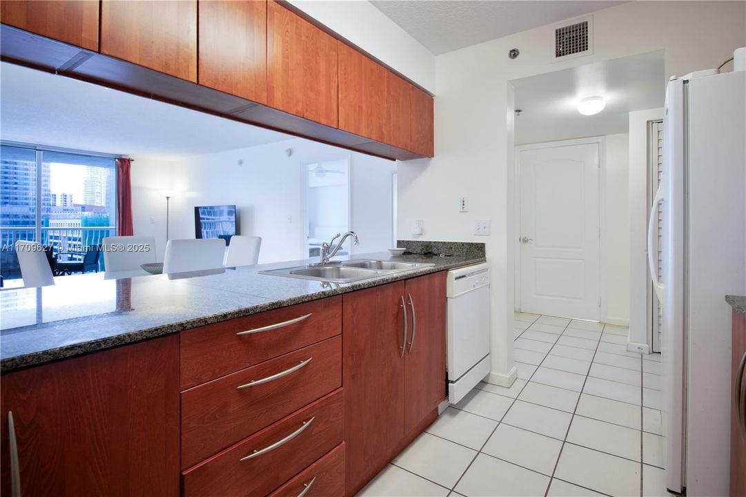 For Sale: $518,000 (1 beds, 1 baths, 825 Square Feet)