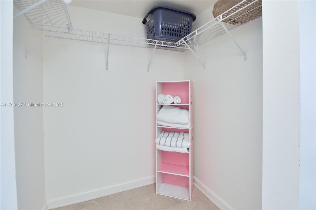 For Sale: $518,000 (1 beds, 1 baths, 825 Square Feet)