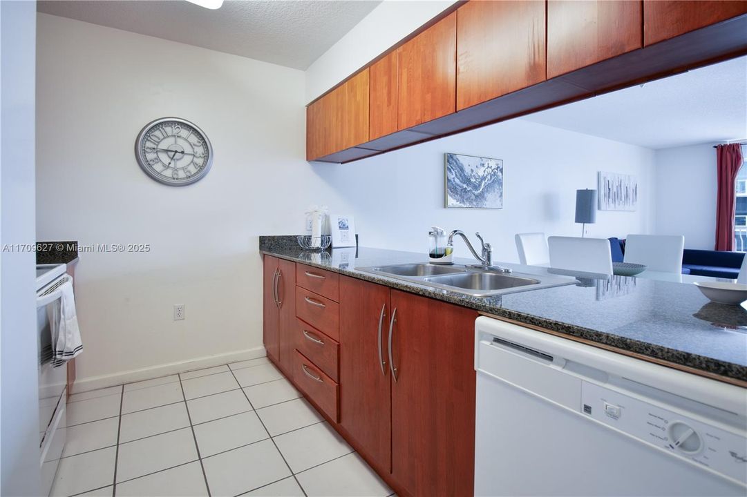 For Sale: $518,000 (1 beds, 1 baths, 825 Square Feet)