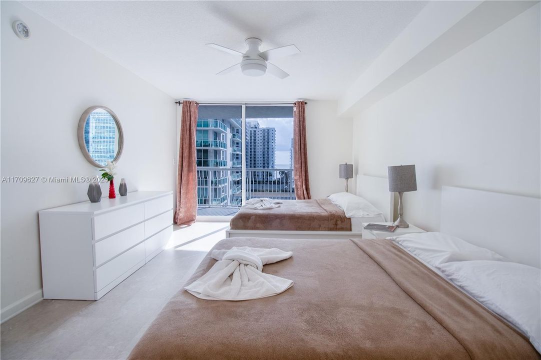 For Sale: $518,000 (1 beds, 1 baths, 825 Square Feet)