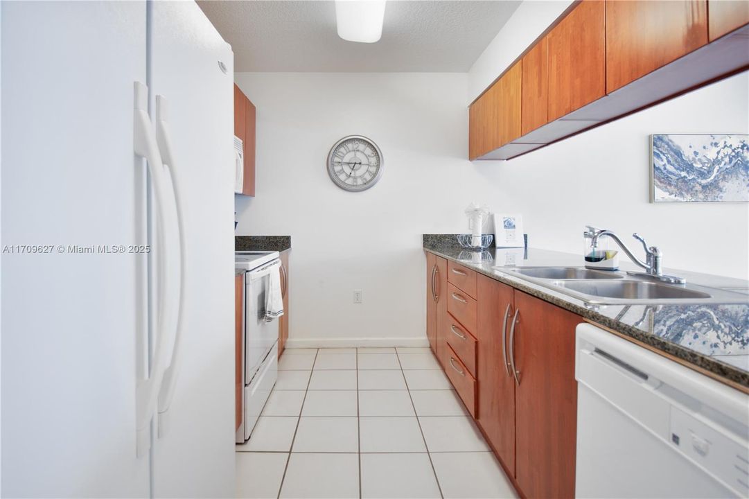 For Sale: $518,000 (1 beds, 1 baths, 825 Square Feet)