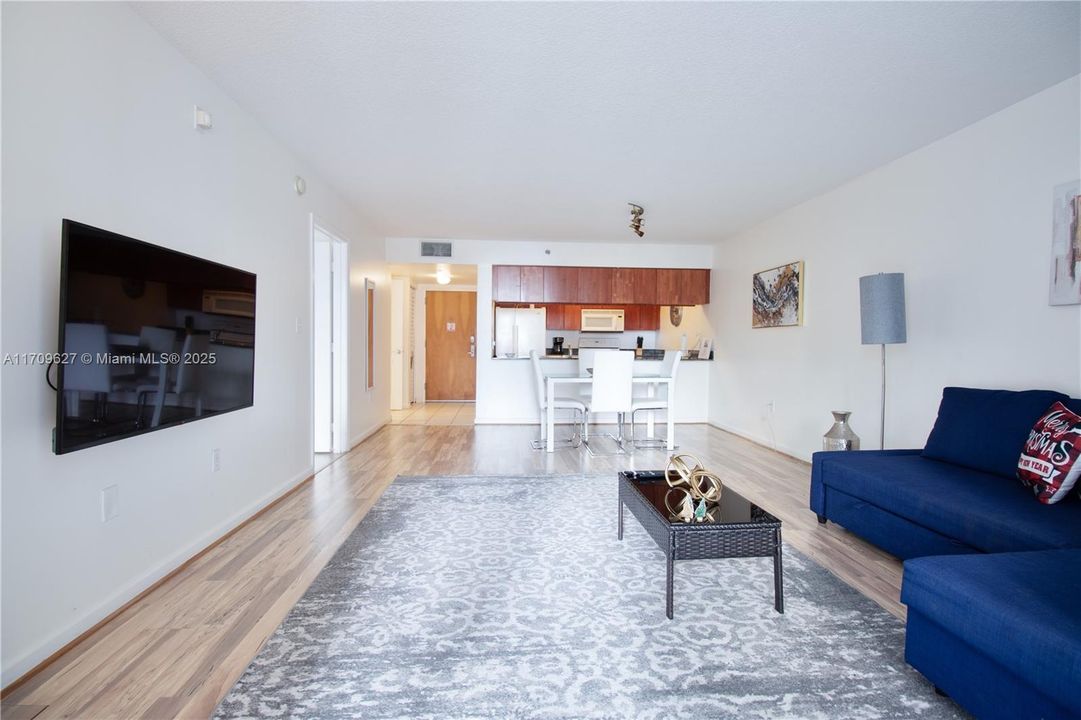 For Sale: $518,000 (1 beds, 1 baths, 825 Square Feet)